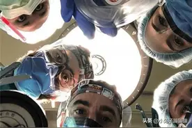 医生一边手术一边讲笑话？哈哈哈哈非要把气氛搞的这么销魂吗？图片