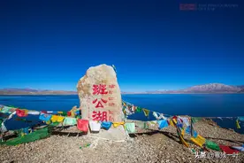 西藏班公湖，中国最长的湖泊，三分之二在中国，剩下的在印度图片