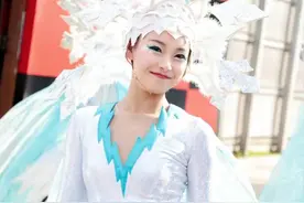 迪斯尼花车伴舞和公司老板娘！前爱豆转行再就业，娱乐圈不好混啊图片