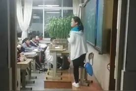 平度一老师因意外受伤单脚站立授课 网友：心疼又感动图片