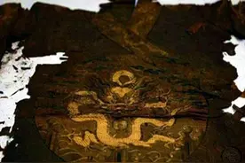 老照片再现1956年定陵发掘现场：代价惨痛，图9龙袍氧化成碎片图片