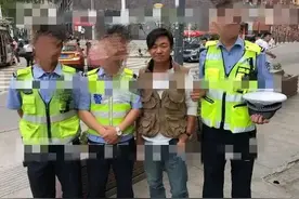 王宝强近照黑出新高度！与警察合影双手插兜痞气足，新发型超抢镜图片