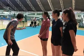 重返球场，郎平有了新身份图片