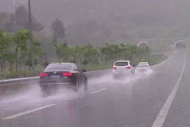 ​高速行驶遇到暴雨，可以停应急车道吗？交警：全家驾照不够你扣的图片