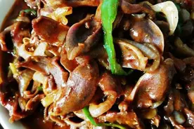 它和青椒一起炒，做法简单，味道鲜美，比猪肉好吃图片