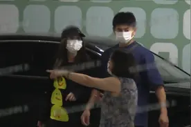 吴奇隆一家三口同框露面，刘诗诗推着婴儿车，两岁儿子呆萌可爱图片