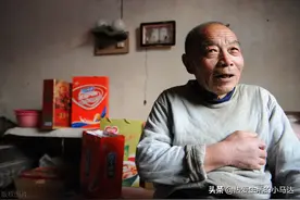 72岁大爷哭诉：瘫痪在床之后，我才明白，对儿女再好都是没有用的图片