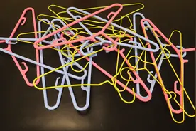 衣架又多又乱难收纳？学会这招，衣架既整齐又省空间，拿取还方便视频封面