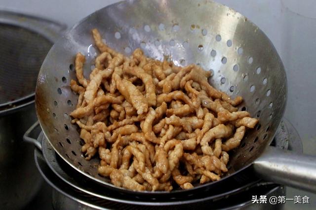 肉丝如何炒又滑又嫩？饭店大厨分享技巧，肉丝不干不柴如此简单
