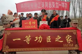 河南省扶沟县为一等功臣孙江涛家庭送喜报图片