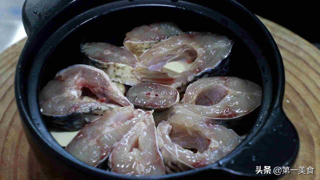 厨师长教你家常酱焖鱼，酱料比例详细，鲜美嫩滑，跟饭店一个味