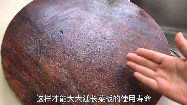 菜板上撒一把，不管多脏多黑的菜板一擦就掉，轻松洗净无细菌