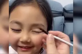 妈妈给萌娃画双眼皮，演示眼睛变大的全过程，网友：堪称美妆博主图片
