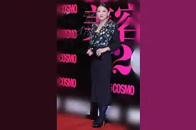 李湘气质开挂，穿一件V领上衣搭配黑色阔腿裤简约大气，漂亮大方图片