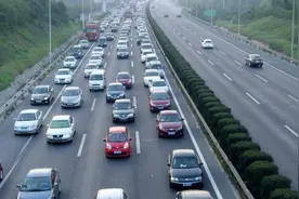 高速上突遇前车急刹，是该躲还是跟着急刹？交警：再说一次图片