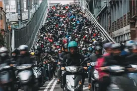 开放摆地摊后，下一步解除“禁摩令”？图片