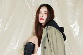 她被称为“韩国的舞蹈机器”，今穿风衣配中筒靴，屈腿坐太吸睛了图片