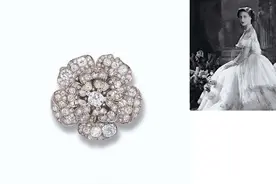 穿衣全是彩虹色的女王最爱搭配什么珠宝？她说玫瑰胸针是点睛法宝图片