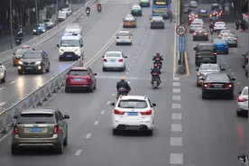 电动车安装遮阳伞为夏季降温，却属于违规？到底能不能安装惹争议图片