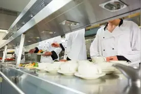 公公瘫痪后，儿媳坚持每天给公公洗澡，公公泪流满面图片