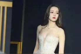 吴磊公开和迪丽热巴在一起？粉丝表示不同意，为啥不是胡歌彭于晏图片