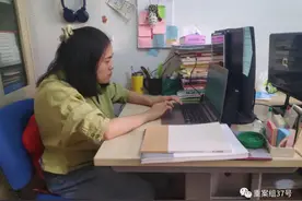 在心智障碍康复中心当“助理”的李立洁：“我相信用理解、接纳和行动，会促进更多的可能性发生。”图片