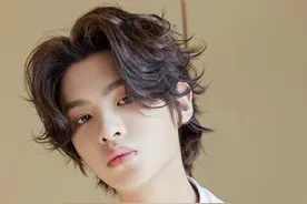 黄明昊，白色帅气有型图片