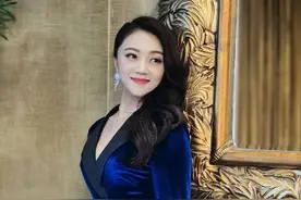 37岁王小玮现身商演，小腹变突出膀大腰圆，左手受伤仍出席太拼图片