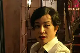 65岁刘晓庆拍戏意外摔倒，奔跑遭撞额头肿起，关机停拍不停冰敷图片