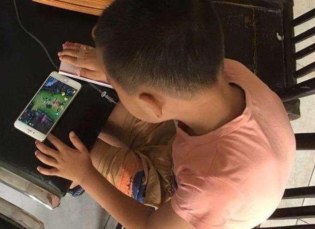 对来自北京,上海和武汉的网络成瘾儿童调查后发现,网瘾用户更多地出现