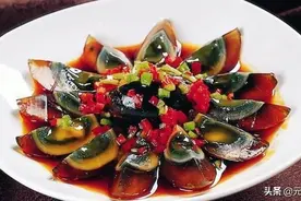 老外直接吃皮蛋说难吃，中国人：麻烦你沾点酱油图片