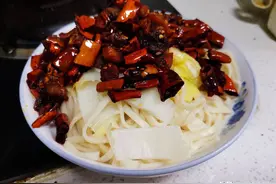 网红辣子鸡拌面图片