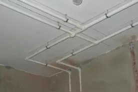 水管走顶，走地上，走墙哪个好？看老师傅怎么说图片