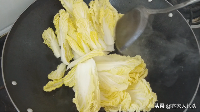 白菜炖粉条这样做吃着才香，出锅味美解馋，吃一口，饭都不想吃了