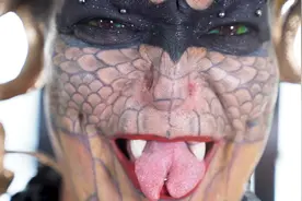 她拔掉32颗牙齿，割开舌头，整容成蜥蜴，只为弥补18岁受到的伤害图片