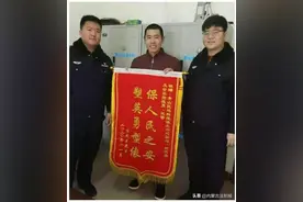 包头市公安局青山分局民警开警车4分钟将发高烧昏迷孩子送进医院图片