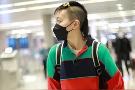 窦靖童新造型太个性！两鬓剃光似精神小伙，妹妹李嫣则走名媛风图片