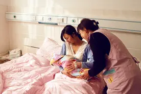 生完孩子后，婆婆该出钱还是出力？背后心思大有不同图片