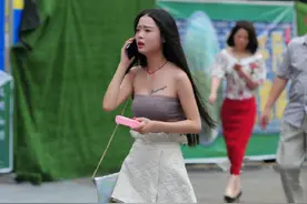 街拍性感美女 手里的小风扇凸显俏皮可爱图片