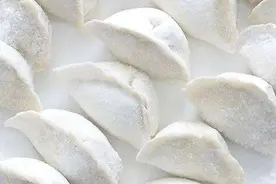 煮冻饺子时，凉水下锅还是热水下锅？做对了，和鲜饺一样好吃图片
