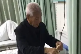 河南老人住院用开水泡油条，隔壁送饭女孩看到，每天多带一份热饭图片