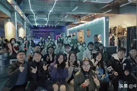 这群广州年轻人，白天当程序员、律师、公务员，晚上讲脱口秀，吐槽被催婚、相亲遇到奇葩男、买不起房图片