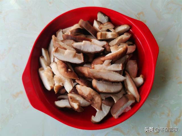 油菜和香菇天生是一对，素炒更美味，油菜翠绿，香菇味美下饭
