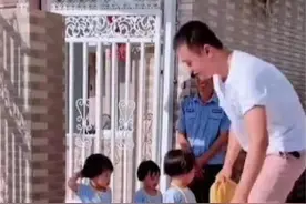 宝爸接三胞胎放学迟到了，女儿们一脸不满，一旁的门卫大爷被逗笑图片