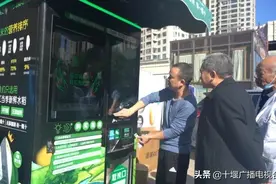 现打现买！智能无人碾米机现身十堰 市民扫码可买新鲜米图片