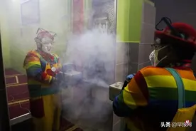 马来西亚失业杂技演员扮小丑为家庭消毒成网红图片