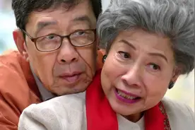 88岁胡枫参加晚宴，西装笔挺精神奕奕，丧妻后与85岁罗兰形影不离图片