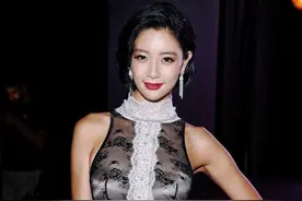 克拉拉真敢穿！蕾丝背心配鱼尾半身裙性感精致，大秀“S”型身材图片