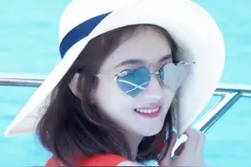 赵丽颖美艳诱人泳装  游艇上秀白皙美腿小脚丫……图片