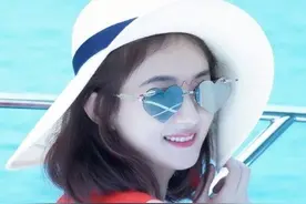 赵丽颖美艳诱人泳装  游艇上秀白皙美腿小脚丫……图片
